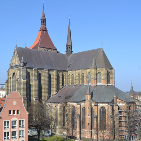 Die Rostocker Marienkirche ist die zentrale Kirche der Stadt. Eine erste Erwähnung stammt aus dem Jahr 1232.