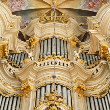 Der gewaltige Barockprospekt der Marienorgel wurde 1770 von dem Rostocker Orgelbauer Paul Schmidt vollendet.
