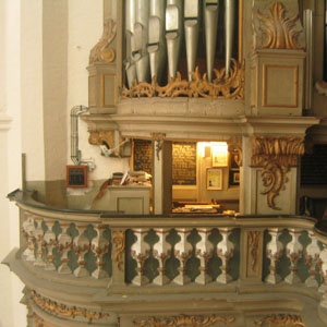 Orgelunterbau und Rückseite, Empore und Aufgang